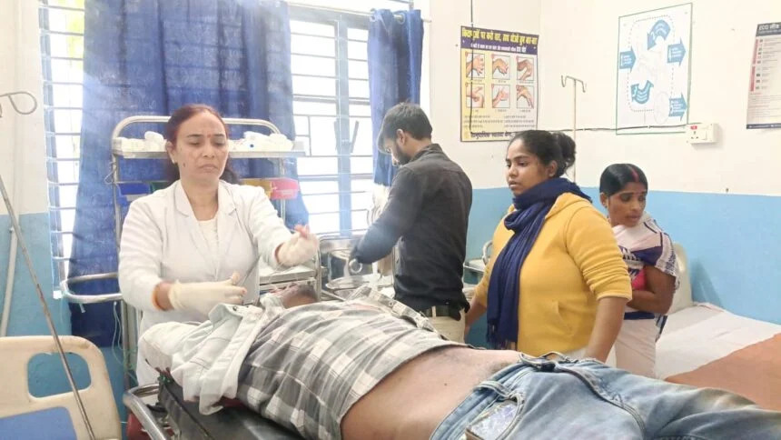 बछवाड़ा के NH-28 पर भीषण सड़क हादसा, पिकअप की टक्कर से बाइक सवार दो युवक गंभीर रूप से जख्मी 1