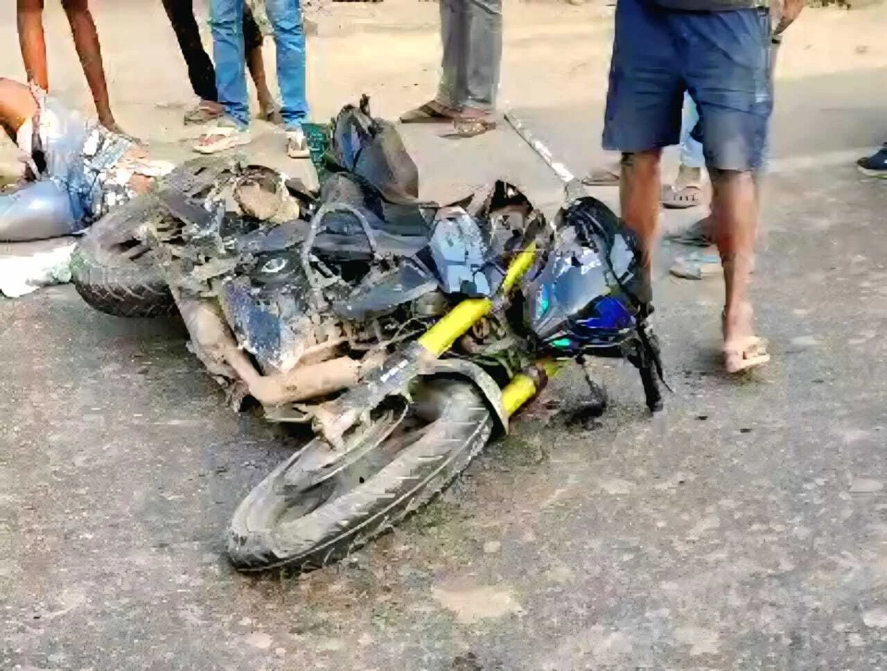 बछवाड़ा के NH-28 पर भीषण सड़क हादसा, पिकअप की टक्कर से बाइक सवार दो युवक गंभीर रूप से जख्मी 2