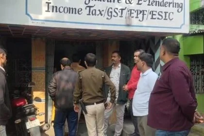 बेगूसराय में दिनदहाड़े दुस्साहस: 5 नकाबपोश अपराधियों ने पिस्तौल का भय दिखाकर CSP से एक लाख रुपये का किया लूट 8