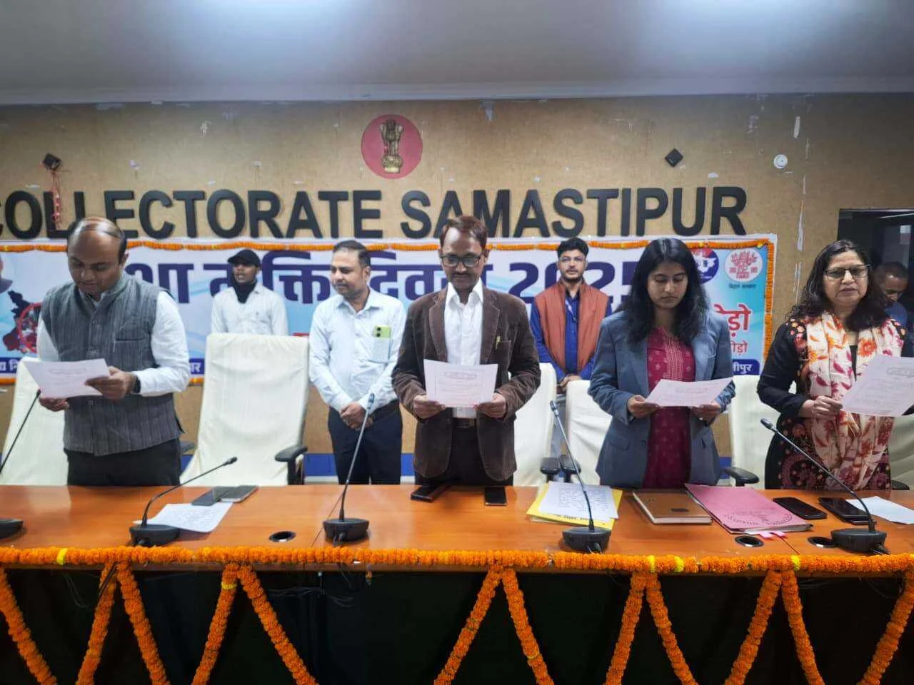 समस्तीपुर: नशा मुक्ति व संविधान दिवस पर सामूहिक शपथ, प्रतिभागी छात्रों को मिला सम्मान 2