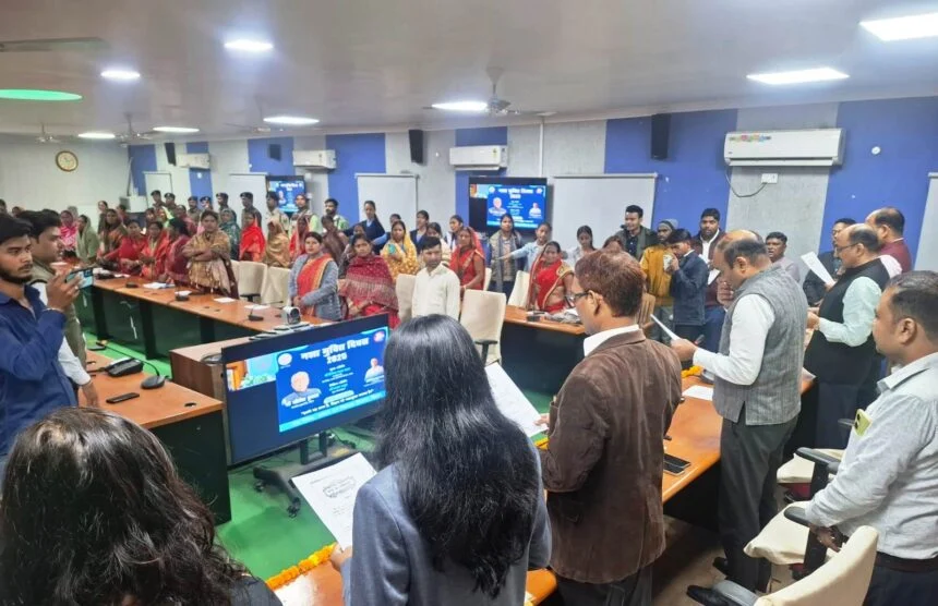 समस्तीपुर: नशा मुक्ति व संविधान दिवस पर सामूहिक शपथ, प्रतिभागी छात्रों को मिला सम्मान 1