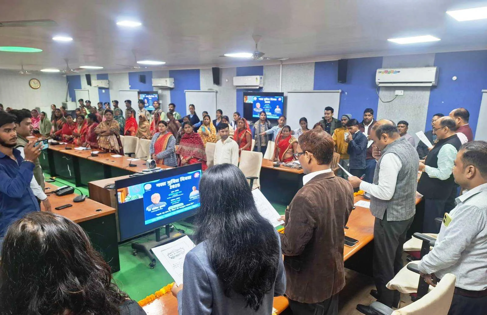 समस्तीपुर: नशा मुक्ति व संविधान दिवस पर सामूहिक शपथ, प्रतिभागी छात्रों को मिला सम्मान 3