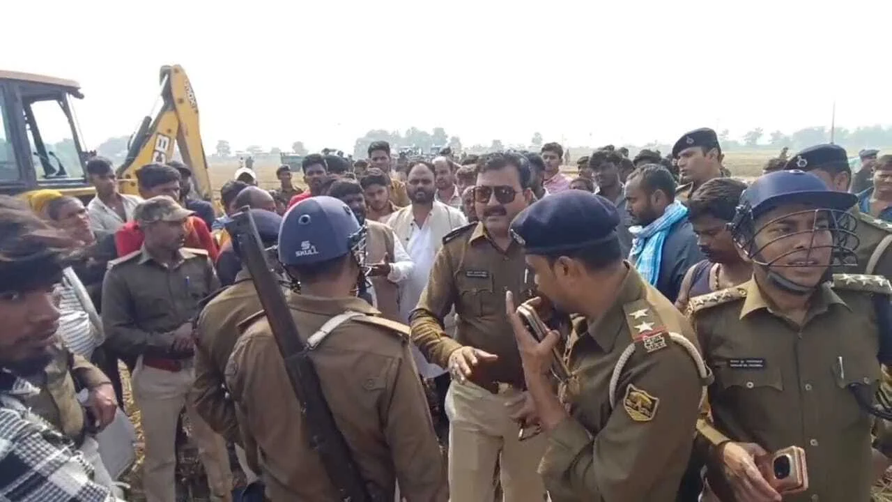 पटना उच्च न्यायालय के निर्देश पर कड़ी सुरक्षा के बीच रहुई प्रखंड के शिवनंदन नगर गांव में चला सरकारी बुलडोजर 2