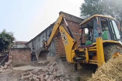 पटना उच्च न्यायालय के निर्देश पर कड़ी सुरक्षा के बीच रहुई प्रखंड के शिवनंदन नगर गांव में चला सरकारी बुलडोजर 2