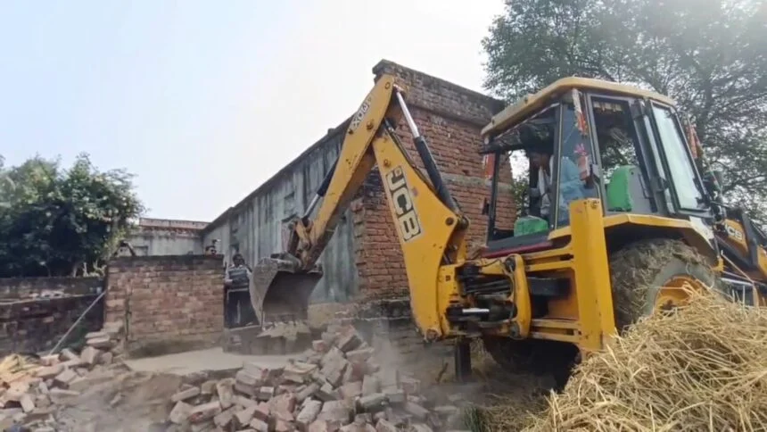 पटना उच्च न्यायालय के निर्देश पर कड़ी सुरक्षा के बीच रहुई प्रखंड के शिवनंदन नगर गांव में चला सरकारी बुलडोजर 1