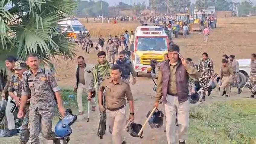 पटना उच्च न्यायालय के निर्देश पर कड़ी सुरक्षा के बीच रहुई प्रखंड के शिवनंदन नगर गांव में चला सरकारी बुलडोजर 3