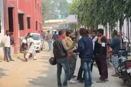 बेगूसराय में तेज रफ्तार ट्रक ने मोटरसाइकिल पर सवार पति और पत्नी को कुचला, पत्नी की घटनास्थल पर ही दर्दनाक मौत, पति गंभीर रूप से घायल 8