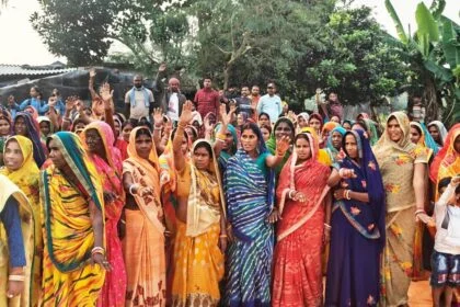 समस्तीपुर: दलित बस्ती में सैकड़ों लोगों ने ली संविधान रक्षा की शपथ, मुखिया और सरपंच ने बताया बाबा साहेब का महत्व 83