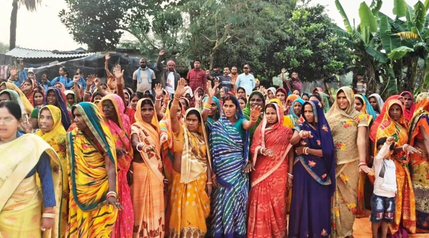 समस्तीपुर: दलित बस्ती में सैकड़ों लोगों ने ली संविधान रक्षा की शपथ, मुखिया और सरपंच ने बताया बाबा साहेब का महत्व 1