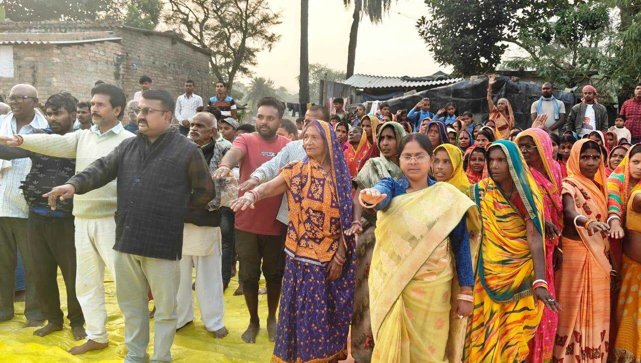 समस्तीपुर: दलित बस्ती में सैकड़ों लोगों ने ली संविधान रक्षा की शपथ, मुखिया और सरपंच ने बताया बाबा साहेब का महत्व 3