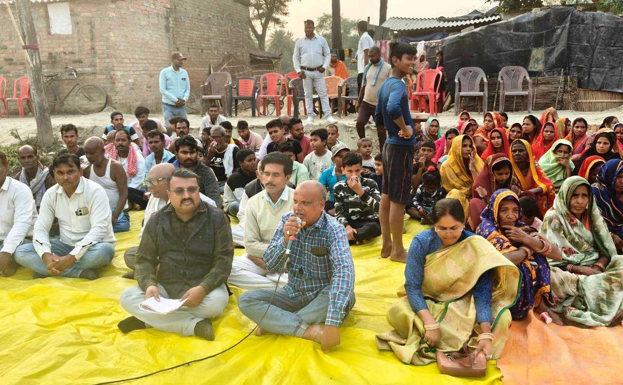 समस्तीपुर: दलित बस्ती में सैकड़ों लोगों ने ली संविधान रक्षा की शपथ, मुखिया और सरपंच ने बताया बाबा साहेब का महत्व 2