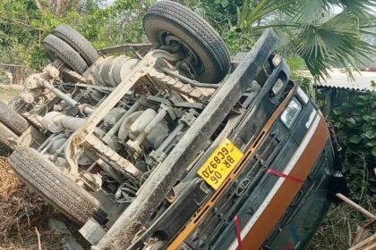 बेगूसराय-संजात पथ: वीरपुर में मुर्गी दाना लदा ट्रक पलटा, चालक कूदकर बचाई जान, मची अफरातफरी 4
