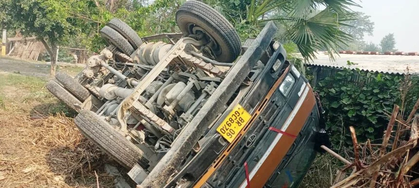 बेगूसराय-संजात पथ: वीरपुर में मुर्गी दाना लदा ट्रक पलटा, चालक कूदकर बचाई जान, मची अफरातफरी 1