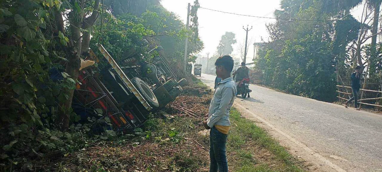 बेगूसराय-संजात पथ: वीरपुर में मुर्गी दाना लदा ट्रक पलटा, चालक कूदकर बचाई जान, मची अफरातफरी 2