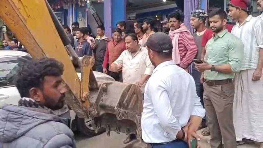 नालंदा में कड़ी सुरक्षा के बीच अतिक्रमण पर प्रशासन का बुलडोजर एक्शन, मोगलकुंआ में कई ढांचे ढहे 2