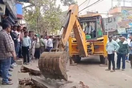 नालंदा में कड़ी सुरक्षा के बीच अतिक्रमण पर प्रशासन का बुलडोजर एक्शन, मोगलकुंआ में कई ढांचे ढहे 14