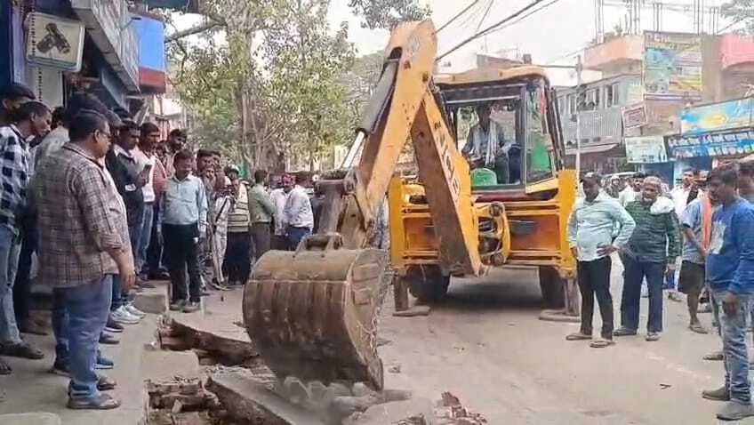 नालंदा में कड़ी सुरक्षा के बीच अतिक्रमण पर प्रशासन का बुलडोजर एक्शन, मोगलकुंआ में कई ढांचे ढहे 1