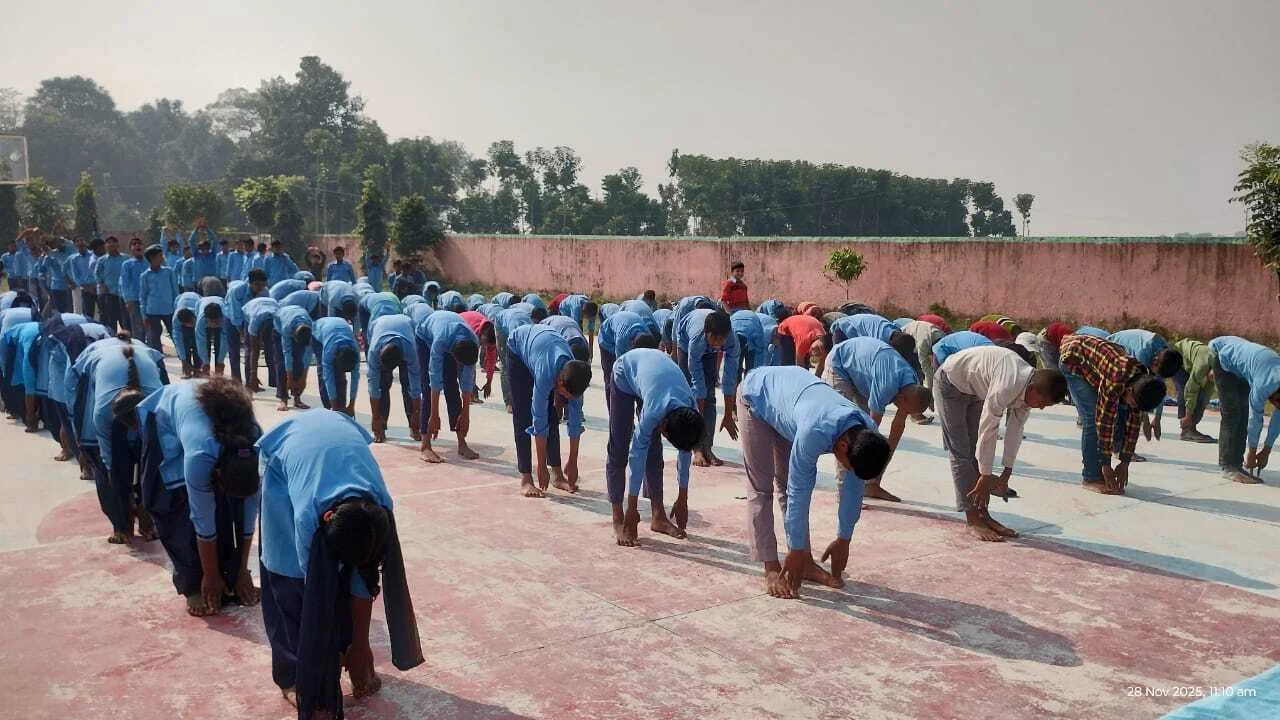 'करो योग, रहो निरोग': पर्रा विद्यालय में शिक्षकों और छात्रों ने किया सूर्य नमस्कार, खानपान पर दी गई जानकारी 3