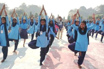 'करो योग, रहो निरोग': पर्रा विद्यालय में शिक्षकों और छात्रों ने किया सूर्य नमस्कार, खानपान पर दी गई जानकारी 81