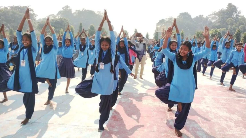 'करो योग, रहो निरोग': पर्रा विद्यालय में शिक्षकों और छात्रों ने किया सूर्य नमस्कार, खानपान पर दी गई जानकारी 1