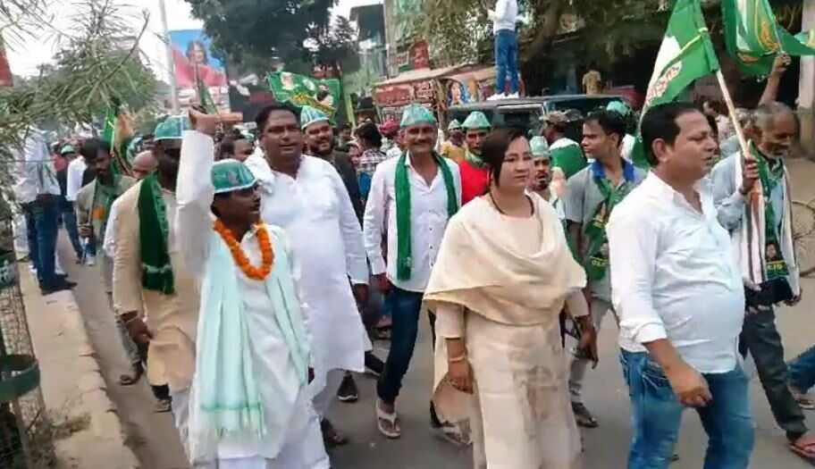 समस्तीपुर में आरजेडी प्रत्याशी अख्तरुल इस्लाम शाहीन का 10 किमी लंबा भव्य रोड शो, जनता से विकास के नाम पर समर्थन की अपील 3