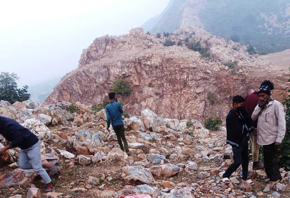 क्रूरता की हदें पार: चेहरा कुचला और तेजाब से जलाया, गया के जंगलों से बरामद हुआ नालंदा की महिला का शव 2