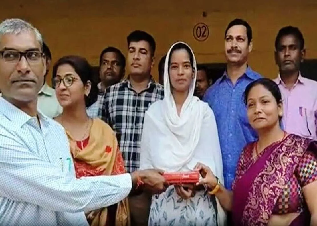 इंटर कला की सेकंड टॉपर रुकैया फातमा को शिक्षा मंत्री ने किया पुरस्कृत, तेयाय विद्यालय में खुशी की लहर 12