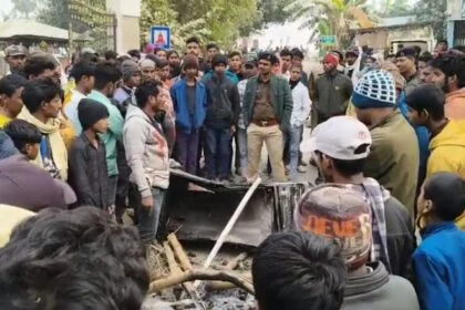 समस्तीपुर में बीजेपी नेता की हत्या पर बवाल: आक्रोशित ग्रामीणों ने आरोपी के घर में की तोड़फोड़ और आगजनी 19