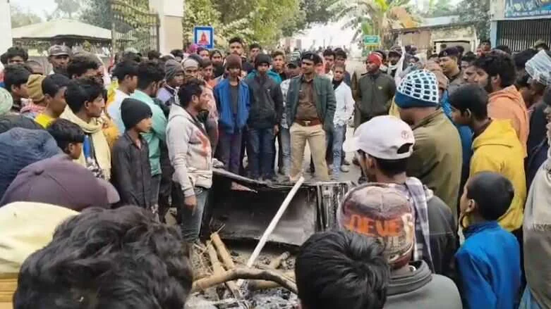 समस्तीपुर में बीजेपी नेता की हत्या पर बवाल: आक्रोशित ग्रामीणों ने आरोपी के घर में की तोड़फोड़ और आगजनी 1