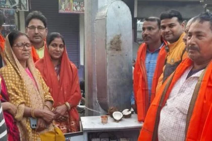 वीरपुर सब्जी मंडी में हाई मास्ट लाइट लगने से दूर हुआ अंधेरा, विक्रेताओं और ग्राहकों को मिली बड़ी राहत 6