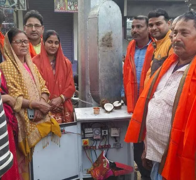 वीरपुर सब्जी मंडी में हाई मास्ट लाइट लगने से दूर हुआ अंधेरा, विक्रेताओं और ग्राहकों को मिली बड़ी राहत 1