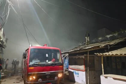 बेगूसराय: बखरी वार्ड 13 में शॉर्ट सर्किट से लगी भीषण आग, किराना गोदाम जलकर खाक, लाखों का नुकसान 8