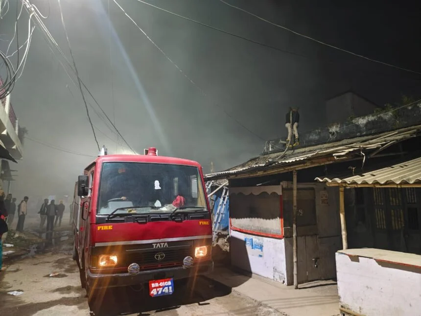 बेगूसराय: बखरी वार्ड 13 में शॉर्ट सर्किट से लगी भीषण आग, किराना गोदाम जलकर खाक, लाखों का नुकसान 1