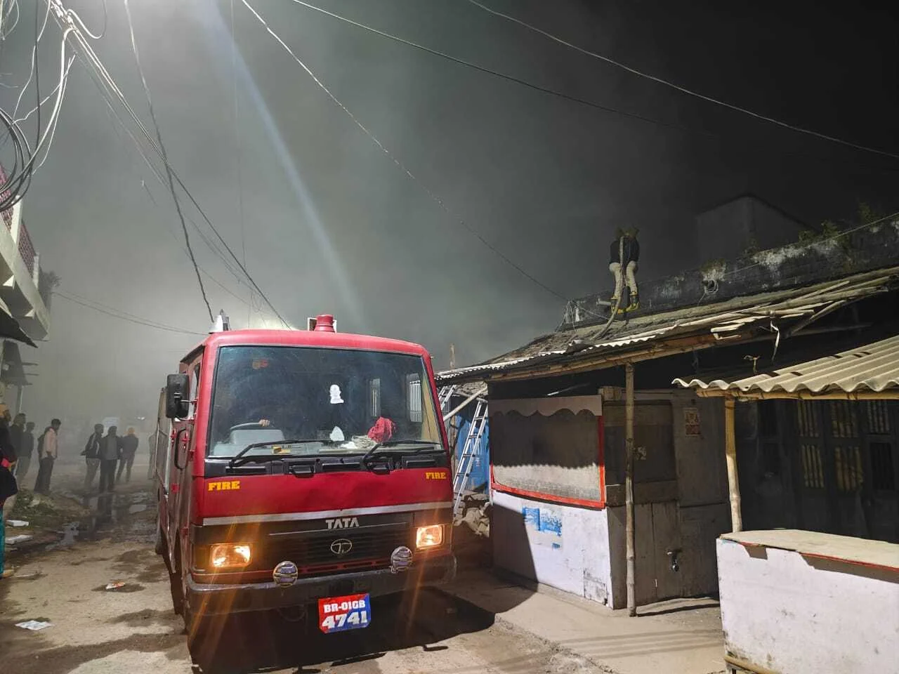 बेगूसराय: बखरी वार्ड 13 में शॉर्ट सर्किट से लगी भीषण आग, किराना गोदाम जलकर खाक, लाखों का नुकसान 7