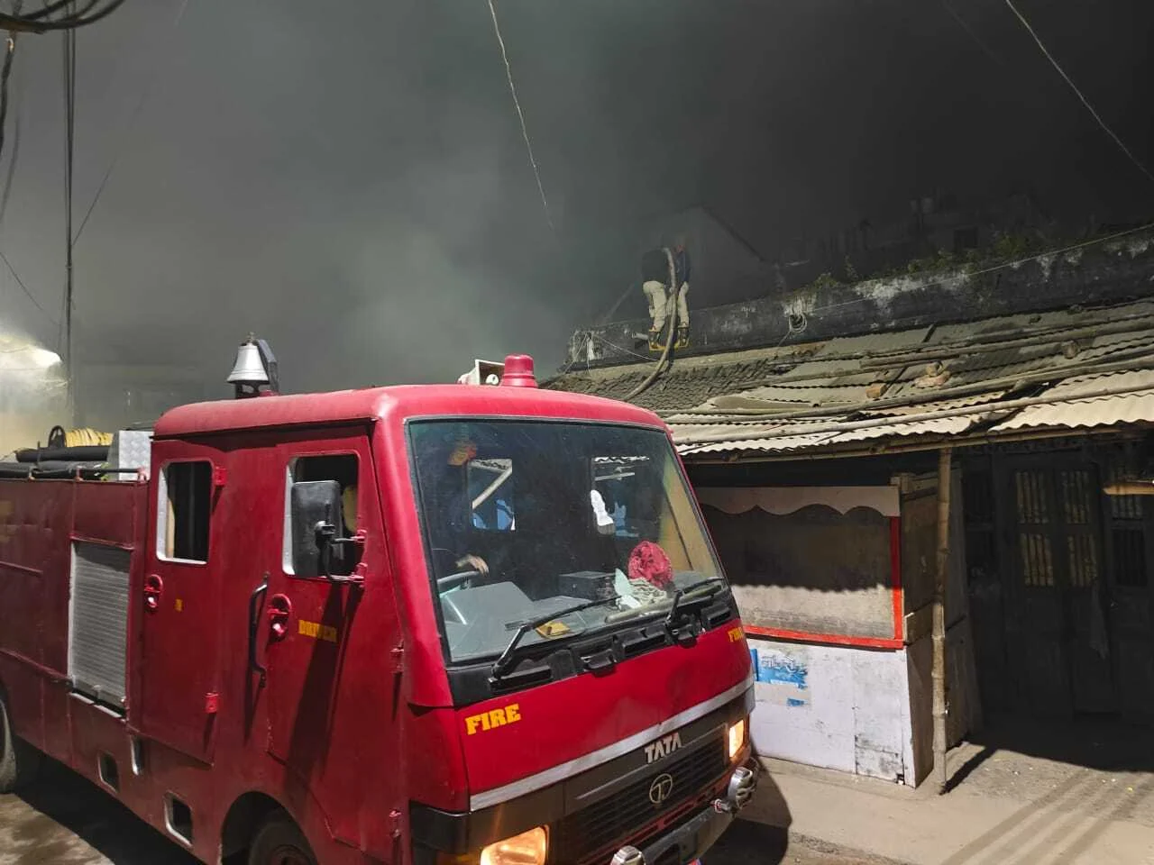 बेगूसराय: बखरी वार्ड 13 में शॉर्ट सर्किट से लगी भीषण आग, किराना गोदाम जलकर खाक, लाखों का नुकसान 3