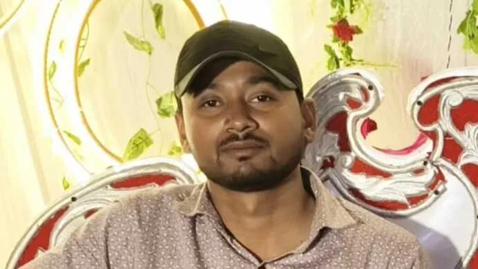 समस्तीपुर: पेड़ से टकराकर जख्मी युवक की मौत, आक्रोशित लोगों ने सड़क जाम कर किया आगजनी, परिजनों ने लगाया हत्या का आरोप 3