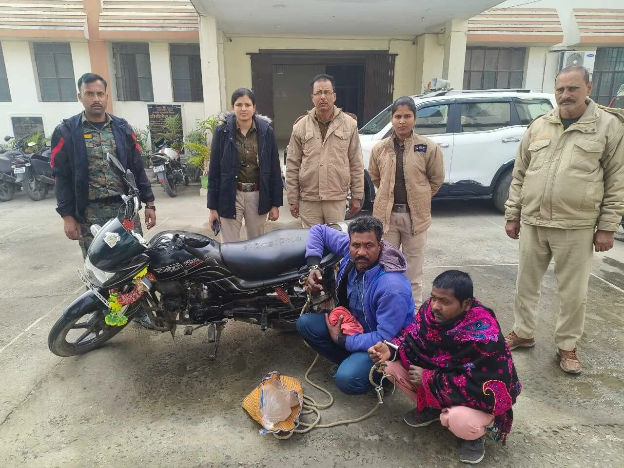 समस्तीपुर: खेत और झाड़ियों में छिपाकर रखी गई थी 1133 लीटर शराब, दो कारोबारी गिरफ्तार 2