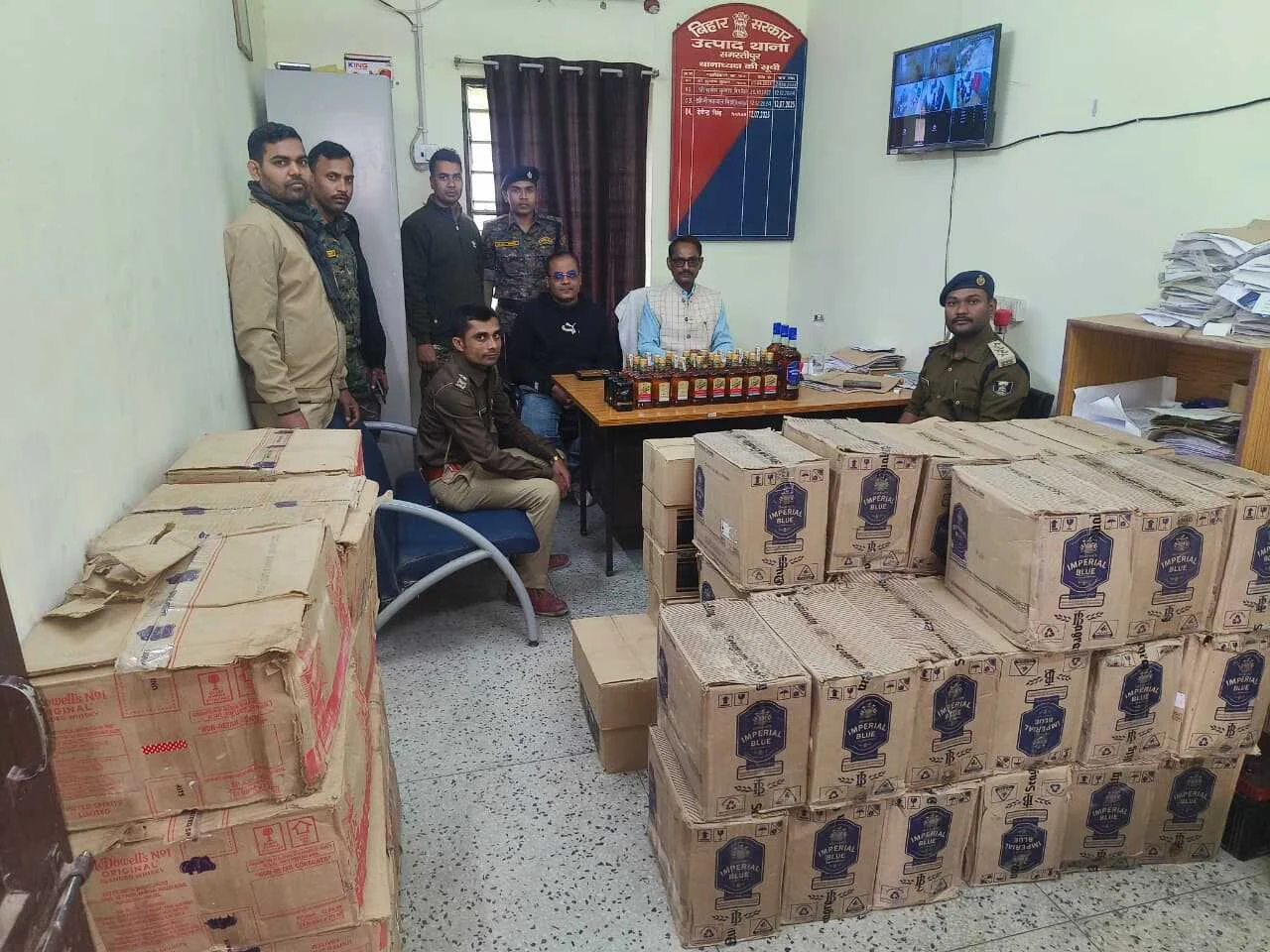 समस्तीपुर: खेत और झाड़ियों में छिपाकर रखी गई थी 1133 लीटर शराब, दो कारोबारी गिरफ्तार 3