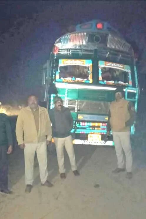 समस्तीपुर: सिंघिया पुलिस का बड़ा प्रहार, 12 चक्का ट्रक से 4000 लीटर से अधिक विदेशी शराब जब्त 2