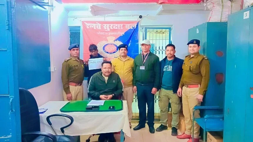 समस्तीपुर जंक्शन पर मोबाइल चोरी करते रंगेहाथ धराया युवक, RPF ने किया गिरफ्तार 1