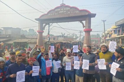 बीहट में फुटकर दुकानदारों का हल्लाबोल: वेंडिंग जोन बनाने की मांग को लेकर निकाला आक्रोश मार्च 17