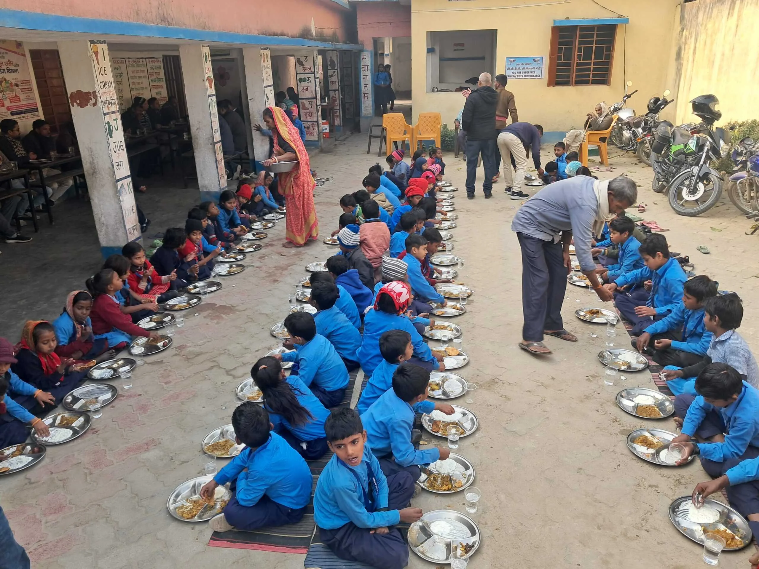 भगवानपुर प्रखंड के ​प्राथमिक विद्यालय धुसहा में ‘तिथि भोजन’ का आयोजन: बच्चों ने लिया पूरी-सब्जी और रसगुल्ले का आनंद 2