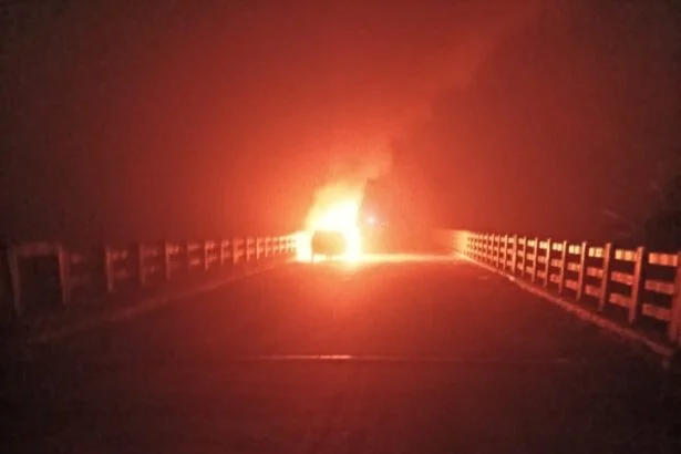 समस्तीपुर: बरियाही घाट पुल पर धू-धू कर जली हुंडई वेन्यू, शीशा तोड़कर चालक ने बचाई जान 5