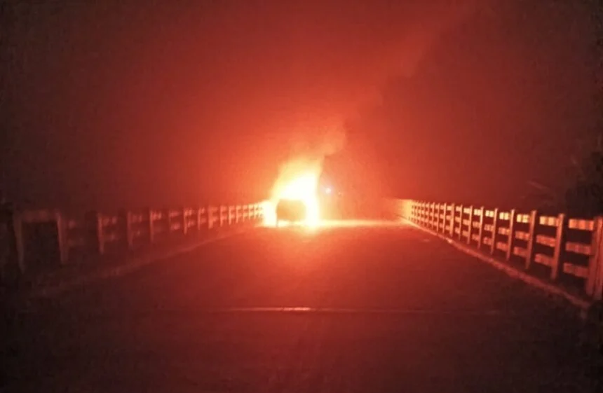 समस्तीपुर: बरियाही घाट पुल पर धू-धू कर जली हुंडई वेन्यू, शीशा तोड़कर चालक ने बचाई जान 1