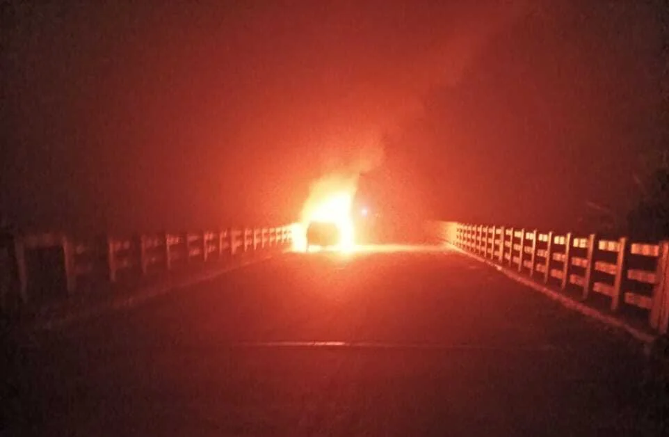 समस्तीपुर: बरियाही घाट पुल पर धू-धू कर जली हुंडई वेन्यू, शीशा तोड़कर चालक ने बचाई जान 7