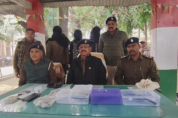 समस्तीपुर: विभूतिपुर पुलिस की बड़ी कार्रवाई, झोपड़ी में साजिश रच रहे 3 बदमाश हथियार के साथ गिरफ्तार 1