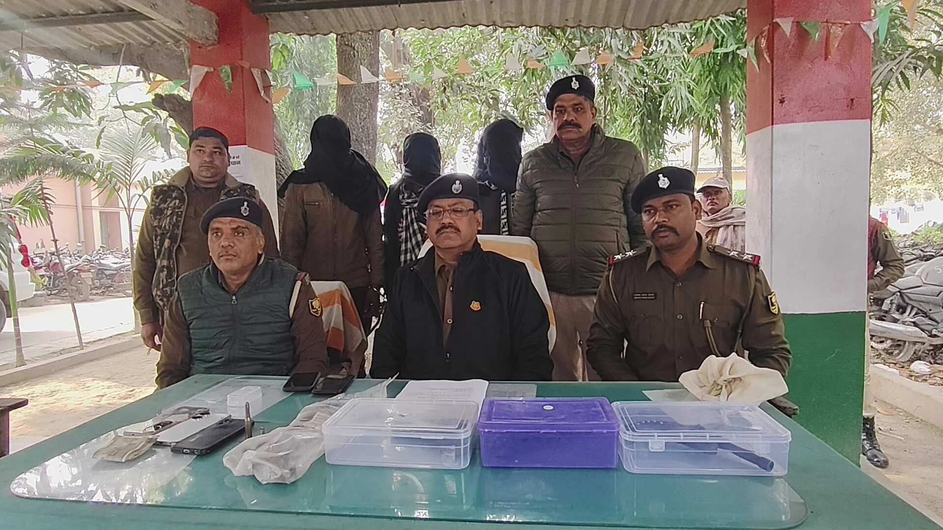 समस्तीपुर: विभूतिपुर पुलिस की बड़ी कार्रवाई, झोपड़ी में साजिश रच रहे 3 बदमाश हथियार के साथ गिरफ्तार 8