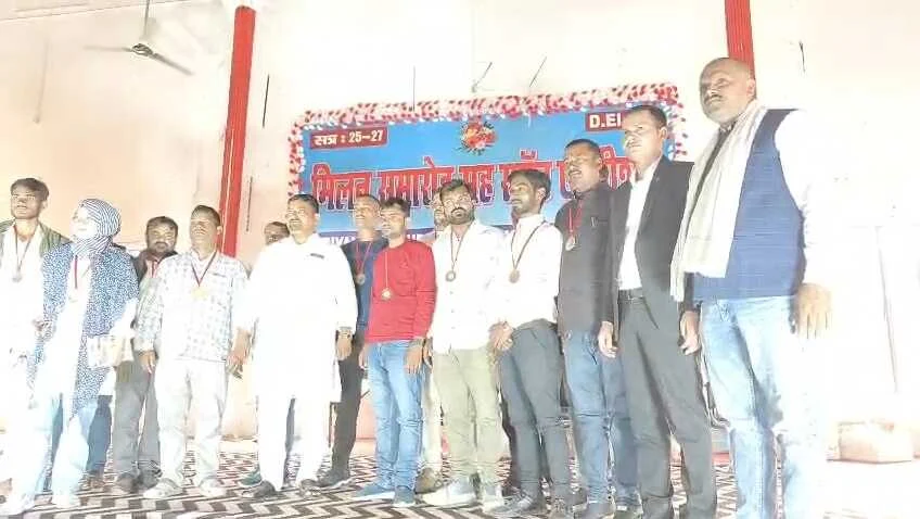 समस्तीपुर: रियाना ग्रुप का मिलन समारोह, B.Ed के 20 मेधावी छात्र मेडल से सम्मानित; दर्जनों ने कराया नामांकन 2