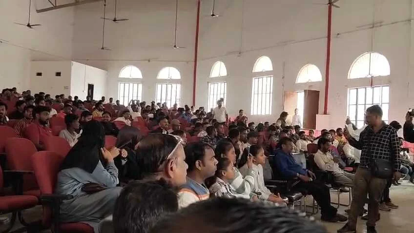 समस्तीपुर: रियाना ग्रुप का मिलन समारोह, B.Ed के 20 मेधावी छात्र मेडल से सम्मानित; दर्जनों ने कराया नामांकन 3