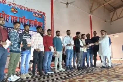 समस्तीपुर: रियाना ग्रुप का मिलन समारोह, B.Ed के 20 मेधावी छात्र मेडल से सम्मानित; दर्जनों ने कराया नामांकन 6